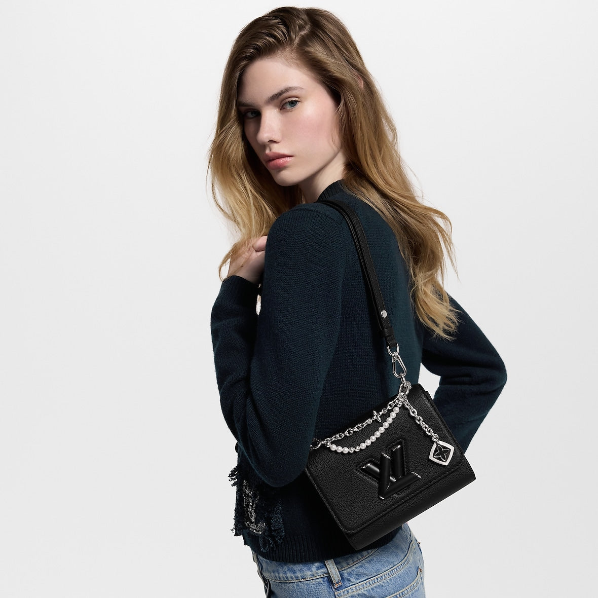 Sac à main Louis Vuitton en cuir noir avec logo LV et chaînes décoratives argentées