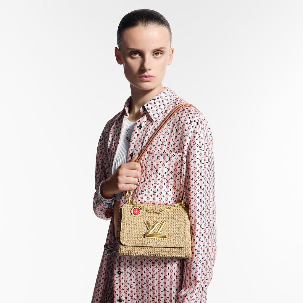 Sac à main Louis Vuitton en raphia tressé beige avec logo LV doré et bandoulière en cuir