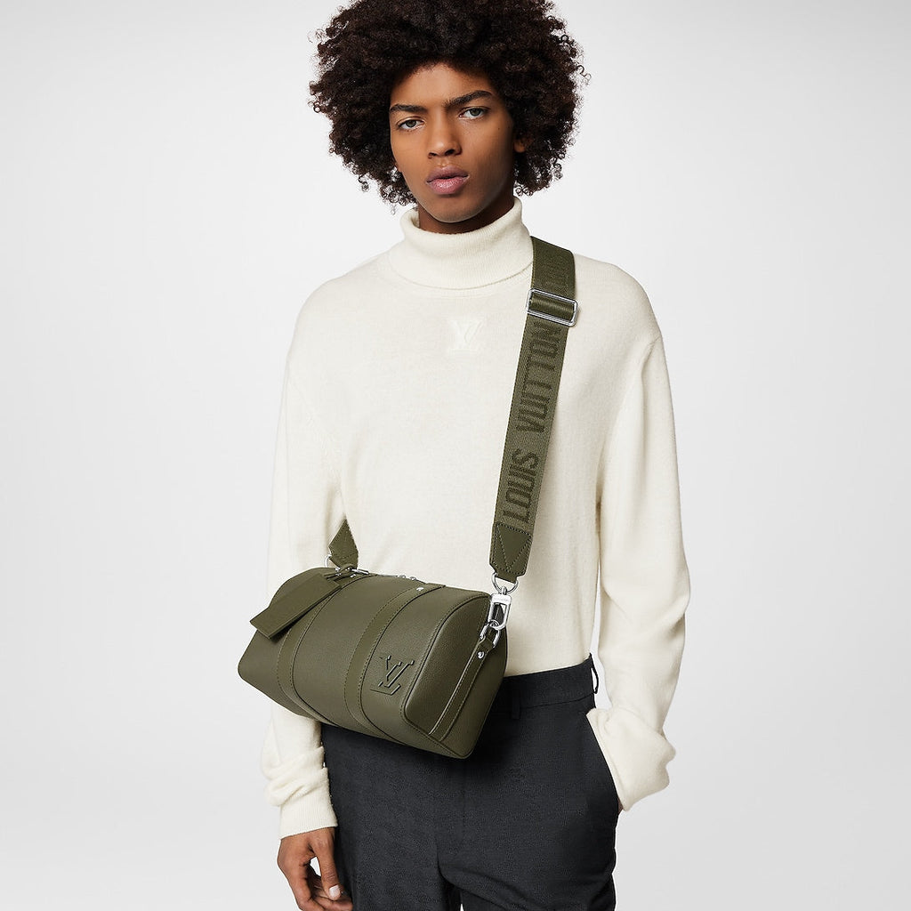 Sac Keepall Bandoulière 25 Louis Vuitton en cuir vert kaki avec logo LV métallique