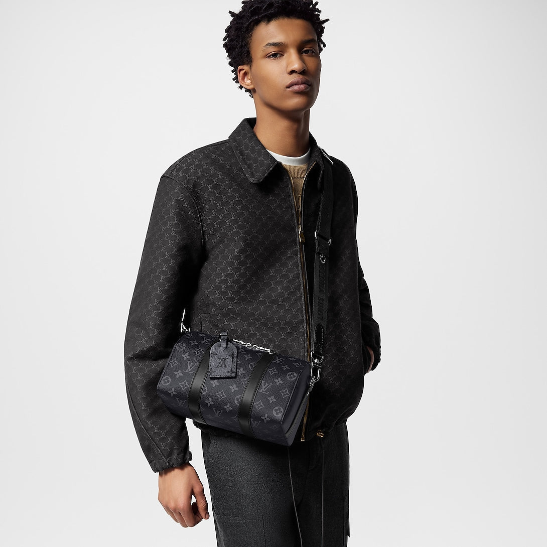 Sac Keepall Bandoulière 25 Louis Vuitton en toile Monogram Eclipse avec finitions en cuir noir