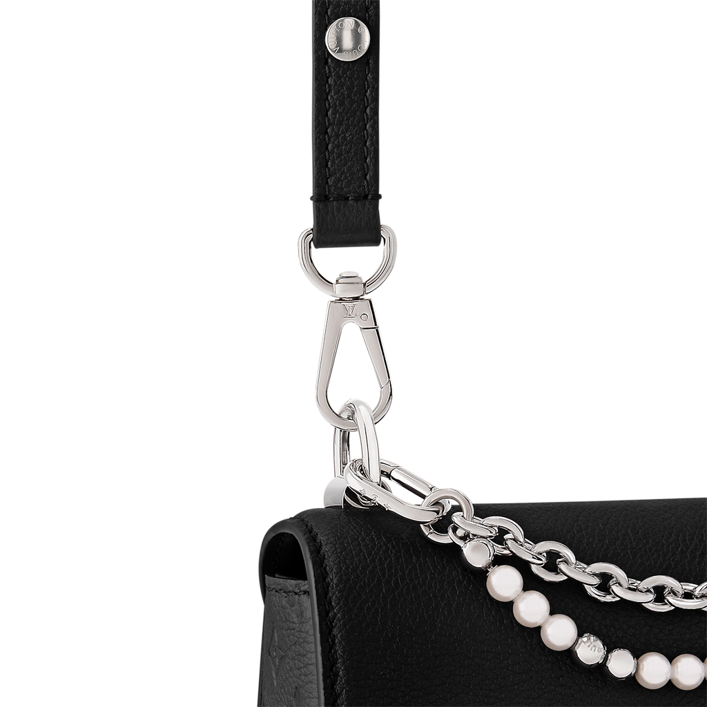 Sac à main Louis Vuitton en cuir noir avec logo LV et chaînes décoratives argentées