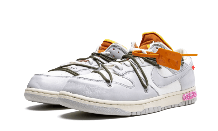 Lot 22 de Nike® x Off-White® Dunk Low